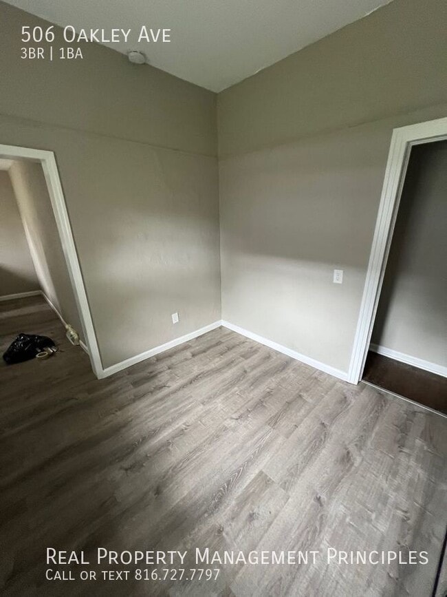 Building Photo - 506 S Oakley Ave