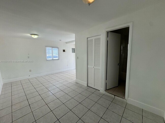 Building Photo - 856 SW 6th St