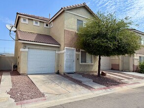 Building Photo - Stylishly Home in Gated Community – Minute...