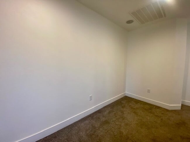 Building Photo - SPACIOUS TOWNHOME IN WASHINGTON