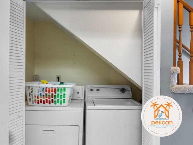 Building Photo - Bright townhome in the heart of Pensacola