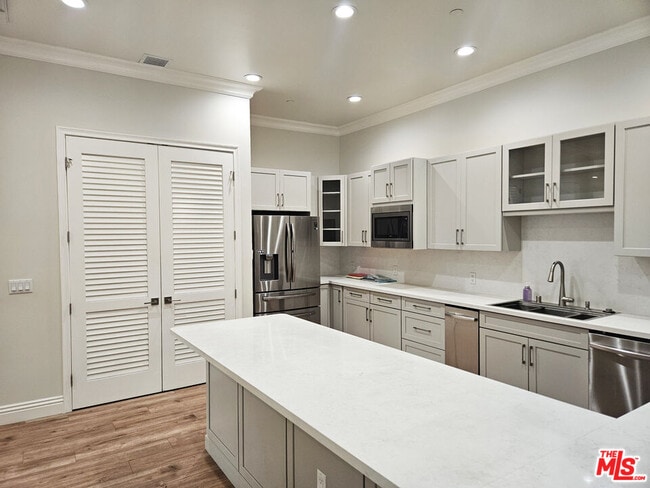 Building Photo - 944 S Serrano Ave