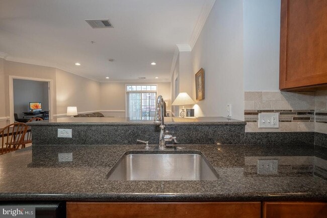 Building Photo - 300 W Elm St