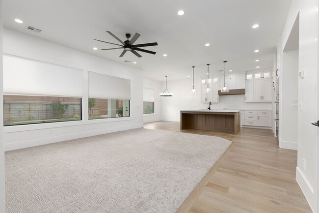 Building Photo - Beautiful 5 bed | 4 Bath | 3 Car Garage