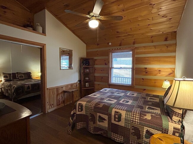 Building Photo - Spacious Log Home, Close to Campus, and wi...