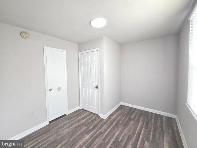 Building Photo - 5526 N Mascher St