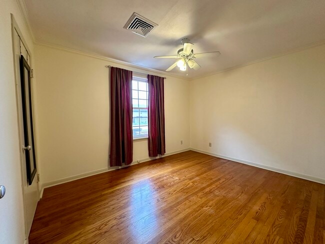 Building Photo - 914 1/2 W 21st St