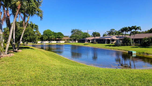 Building Photo - 10452 Greentrail Dr S