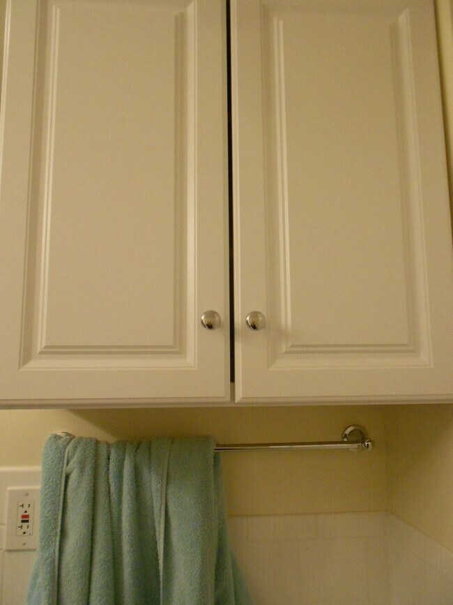 Building Photo - No Brokers Fee, In-Unit Washer and Dryer, Eat-in Kitchen, Parking for Rent