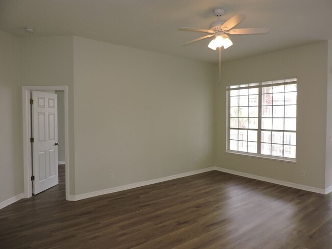Building Photo - 2/2 Townhome Located in Carriage Homes At ...