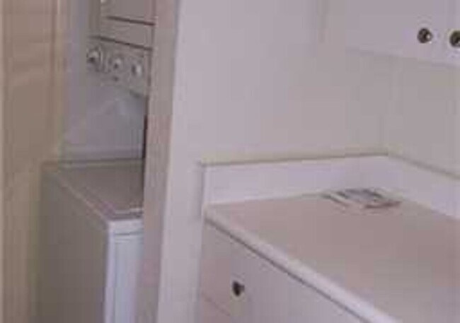 Building Photo - Crosspointe Townhouse - ground floor 2 bed...