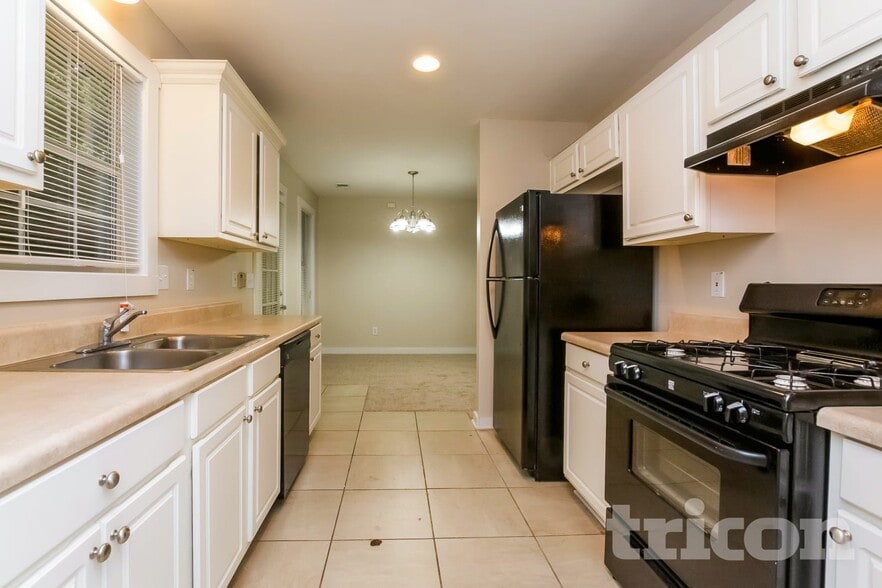 Building Photo - 1048 Whispering Woods Dr