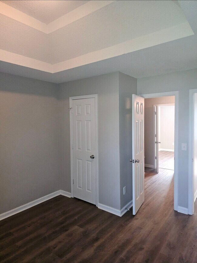 Building Photo - 670 Burtons Cove
