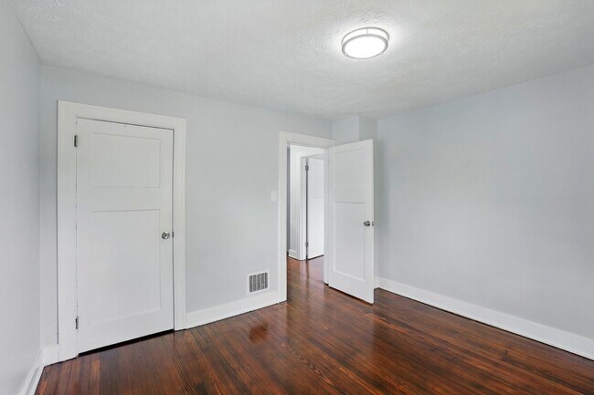Building Photo - Two Bedroom in Dayton!