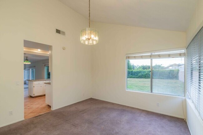 Building Photo - Beatiful house next to golf course.