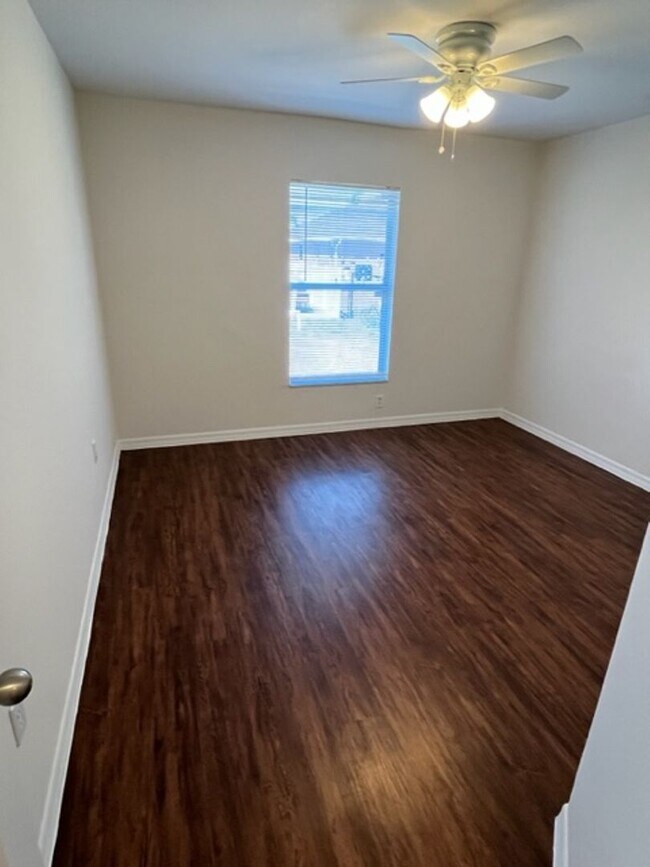Building Photo - 1530 SW 19th Ave