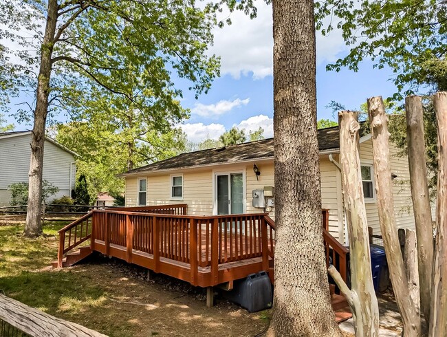 Building Photo - Charming and 3 Bed 2.5 Bath Home In Serene...
