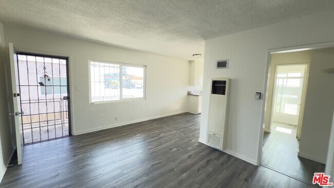 Building Photo - 975 S Kingsley Dr