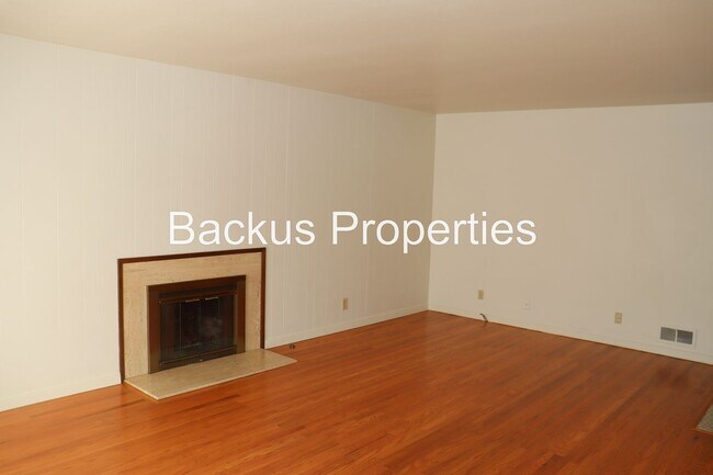 Building Photo - Wonderful three bedroom home in Monterey Park area of South Salinas