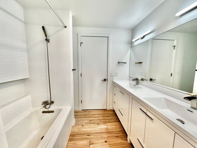 Building Photo - 6 BR / 4 BA – 4,100 SQ FT with Patio, Full Outdoor Grill, and Hot Tub