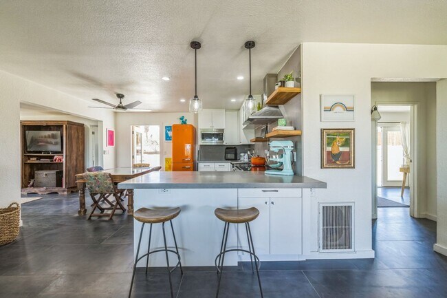 Building Photo - 3 Bedroom 1.5 Bath Modern Farmhouse near JT National Park * MOVE IN SPECIAL*