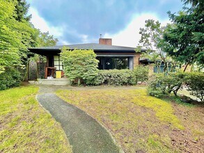 Building Photo - Charming home on quiet street, great loca...