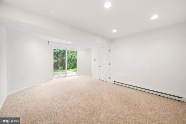 Building Photo - 302 Pinebrooke Cir
