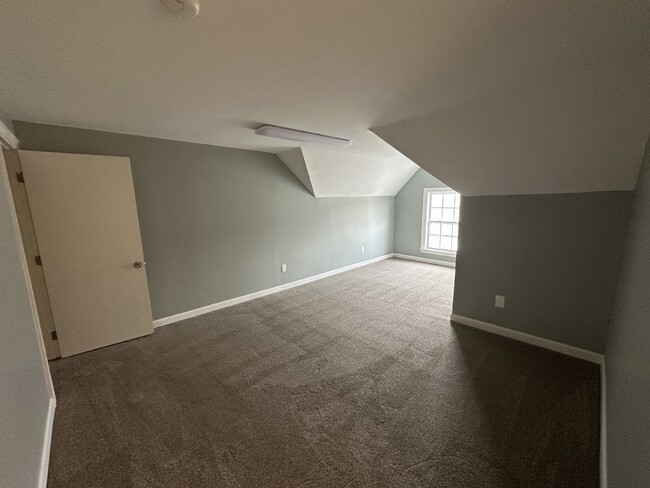 Building Photo - Available Now! Freshly updated 3 Bed/1 Bat...