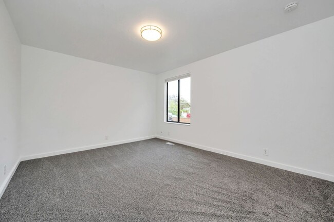 Building Photo - Newly Remodeled 2 Bed 1 Bath Duplex in West Valley