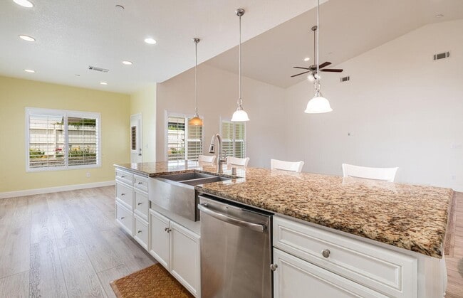 Building Photo - Amazing 3 Bedroom+Flex Room/2 Bath/3 Car G...