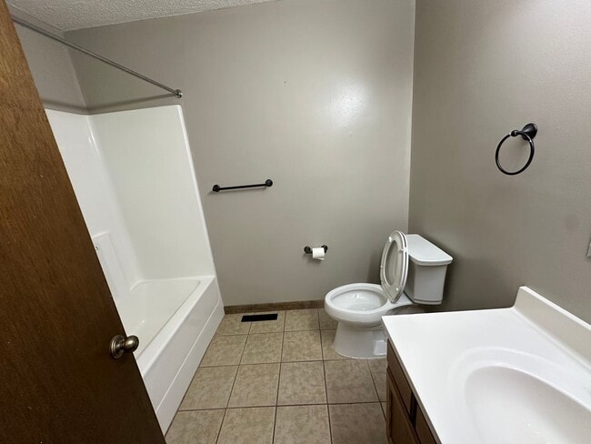 Building Photo - Charming 3 bedroom 2 bathroom home