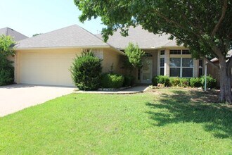 Building Photo - Great West side home located close to shop...