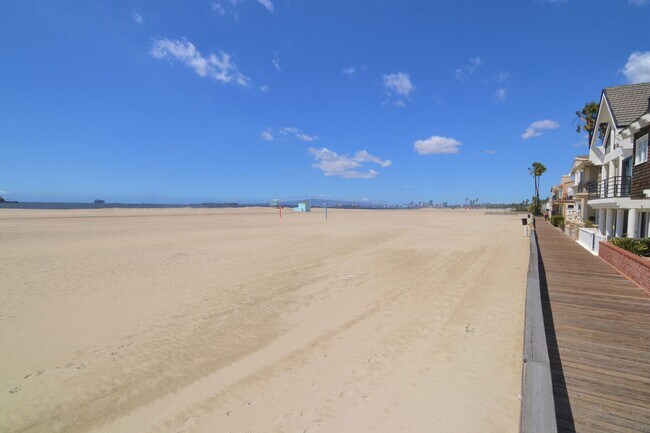 Building Photo - Peninsula Living just steps to the Beach - Garage included