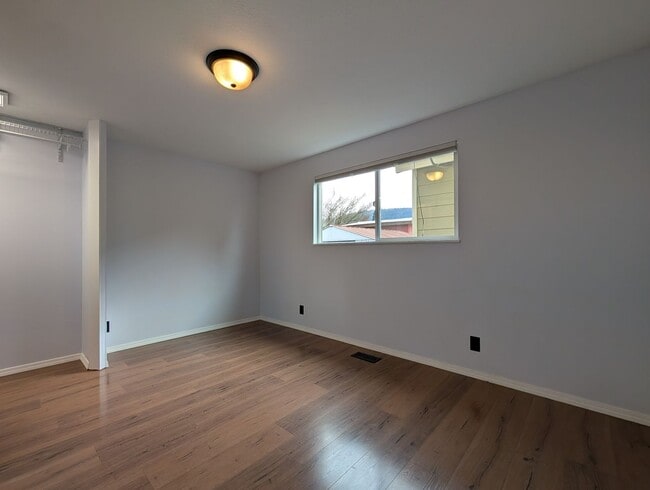 Building Photo - Great 4bed/1.5 bath home with bonus space and additonal storage