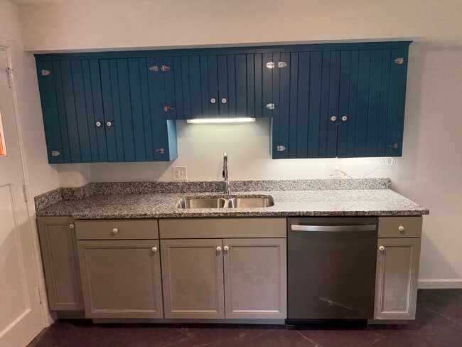 Building Photo - Charming Duplex Near Downtown State Colleg...