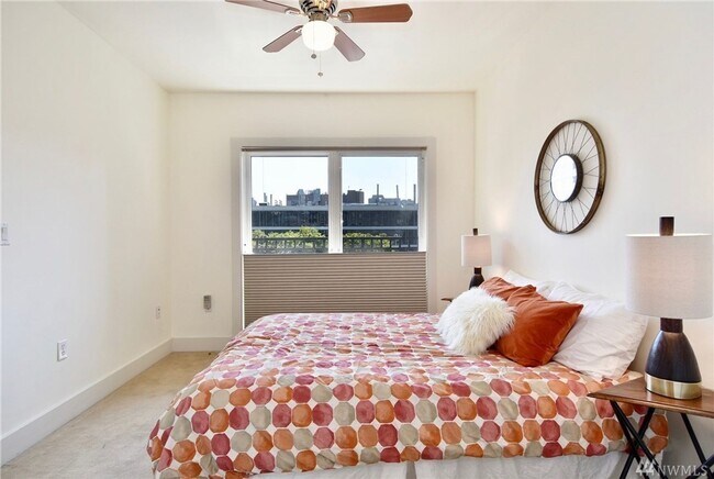 Building Photo - Spacious 1bd/1.5ba Condo in Belltown!