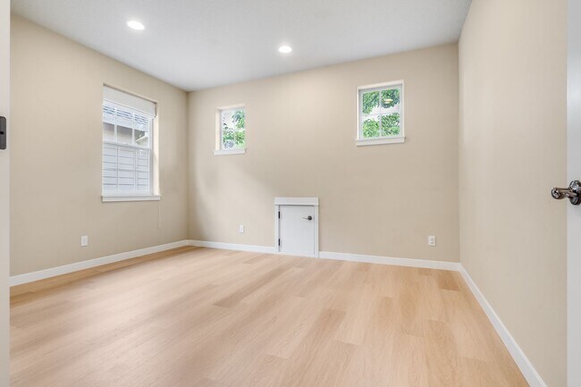 Building Photo - Beautiful 3 bed, 2.5 bath rental home in O...