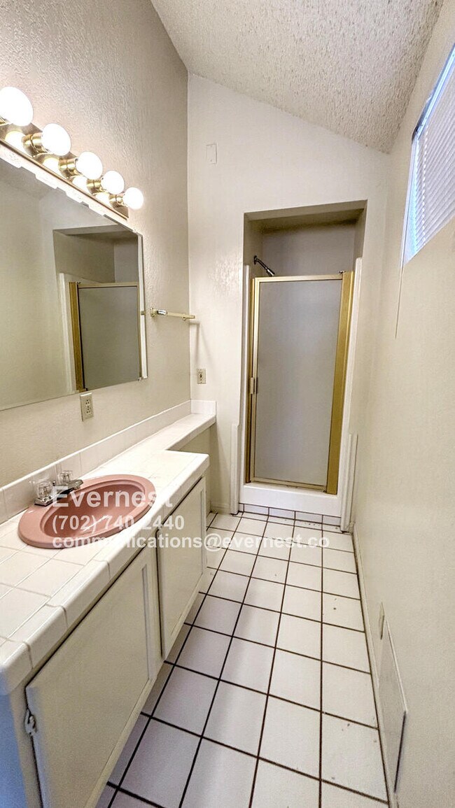 Building Photo - Spacious 4-Bedroom Home in a Great Locatio...