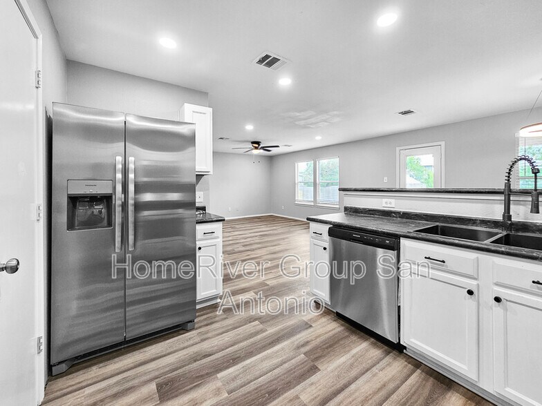 Building Photo - 2907 Candleside Dr