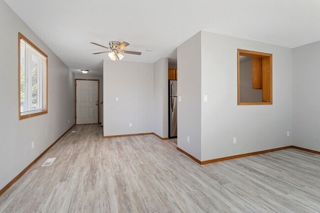 Building Photo - 3 bedroom townhouse with Garage!! Wont las...