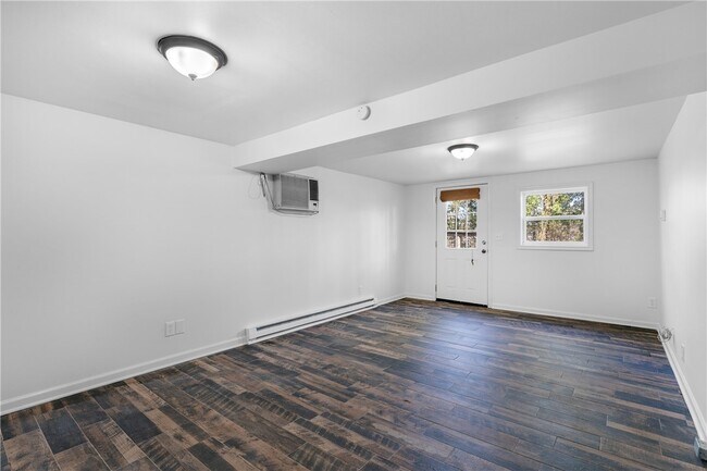 Building Photo - 515 W Holly St