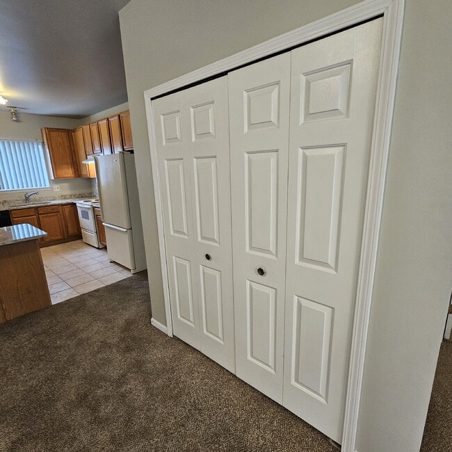 Building Photo - 2 Bed / 2 Bath Condo with In-Unit Laundry, Granite Countertops, Ceiling Fans, All Appliances, Car...