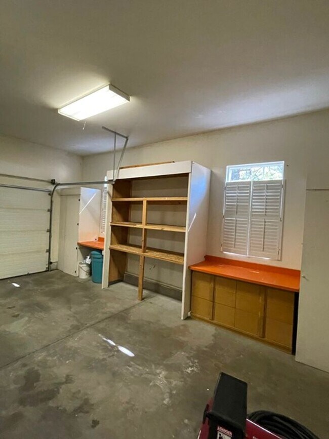Building Photo - Large home in the Running Y