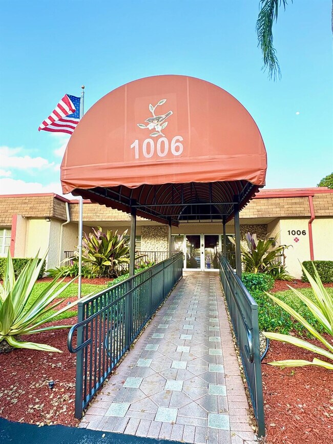 Building Photo - 1055 Country Club Dr