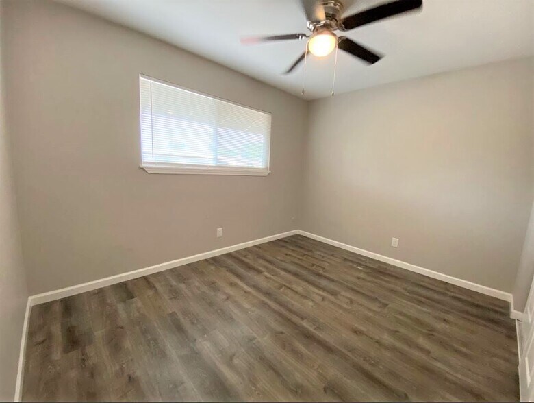 Building Photo - 809 E Bellevue Rd