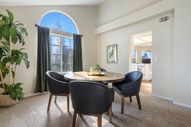 Building Photo - Stunning 4 Bedroom 2.5 bath in Woodward Park area!