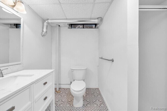 Building Photo - 229 Redwood Dr