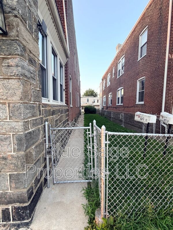 Building Photo - 621 W 7th St