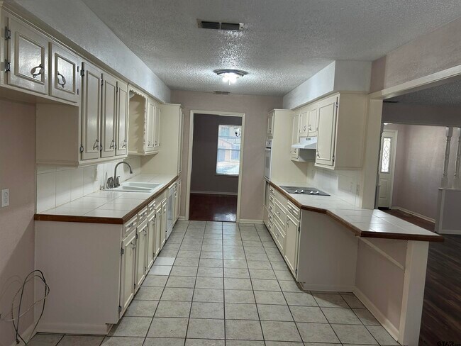 Building Photo - 4615 Edinburgh Dr