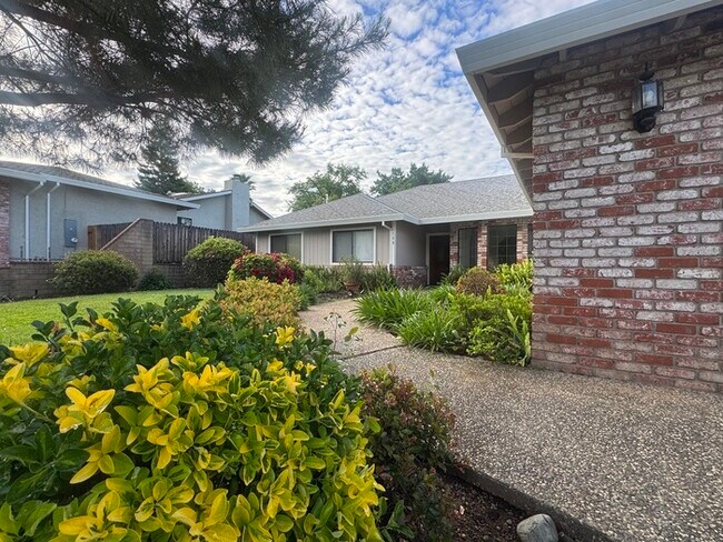 Building Photo - Stunning 3 bedroom 2.5 bathroom home in Folsom with large backyard